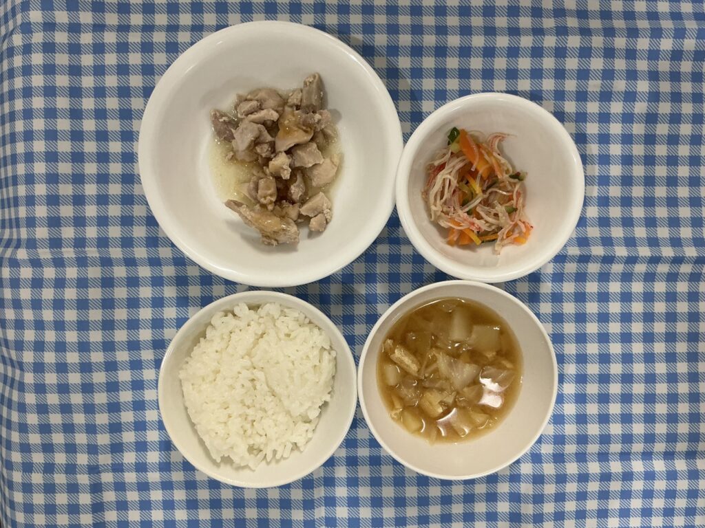 鶏肉ソテー梅風味ソース/フルーツヨーグルト