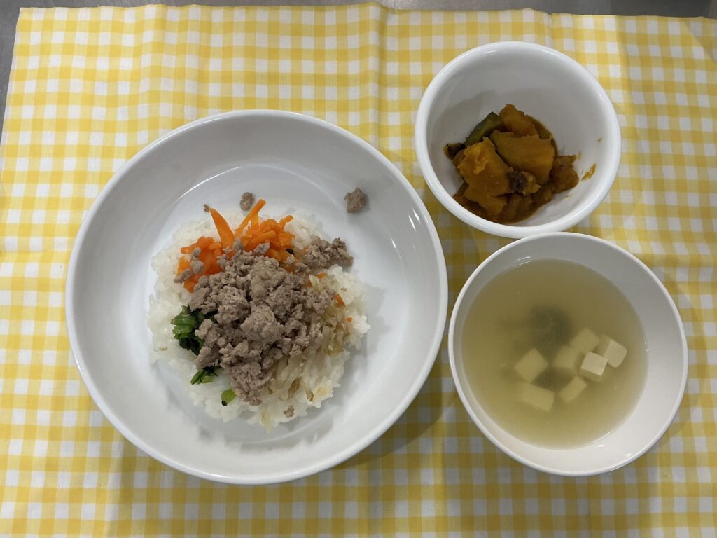 ビビンバ丼/いちごクッキー