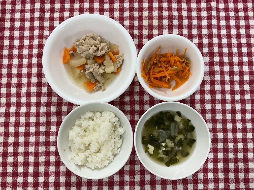 大根と豚肉の煮物/ゆかりおにぎり