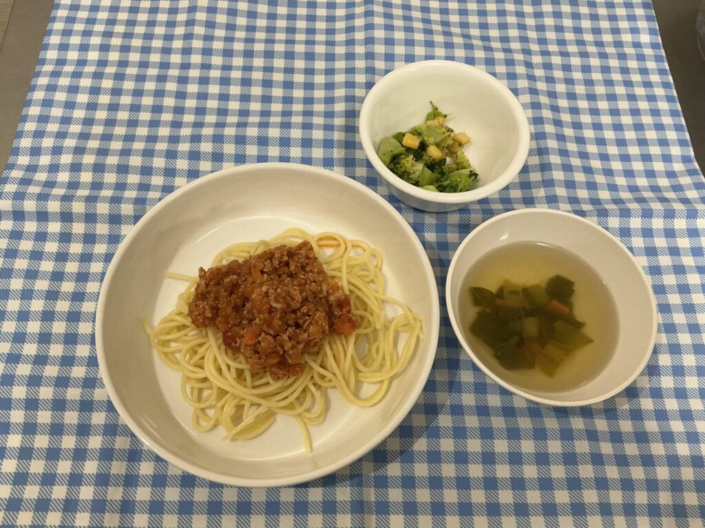ミートソースパスタ/鮭のおにぎり