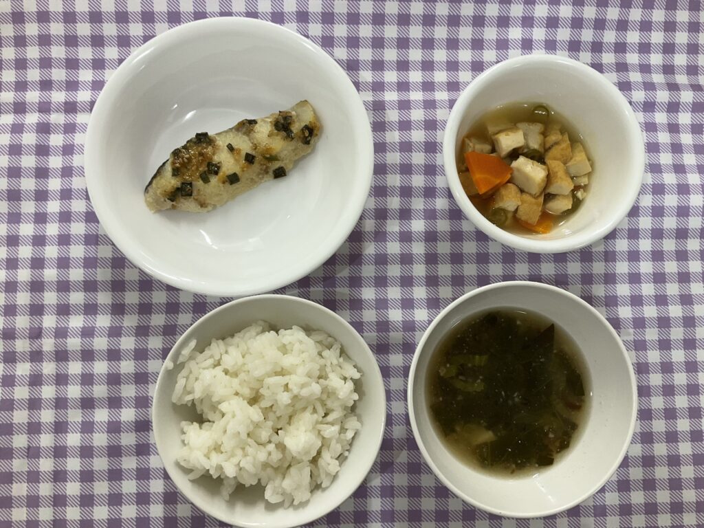 魚の味噌マヨネーズ焼き/コーンの豆乳蒸しパン